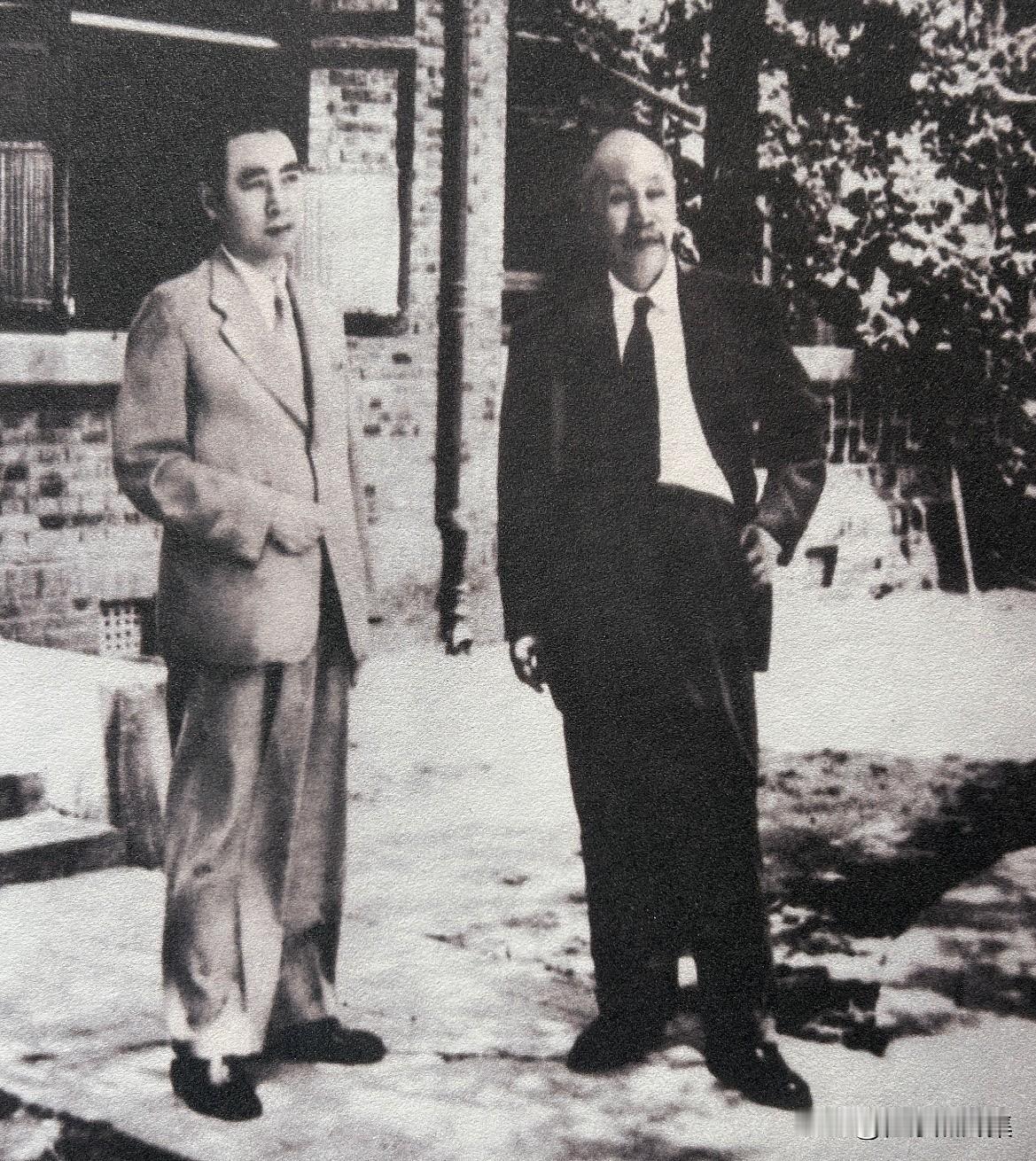【开国功臣图片故事195】
1946年5月，周恩来、董必武先后率中共代表团和重庆