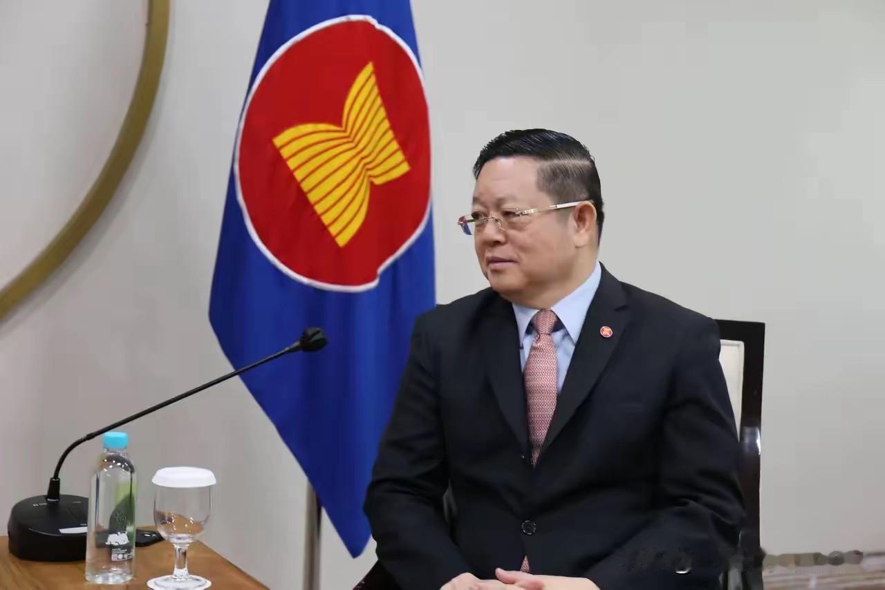 7月21日马尼拉东盟外长会期间，王毅与东盟秘书长高金洪举行会晤。双方围绕南海局势