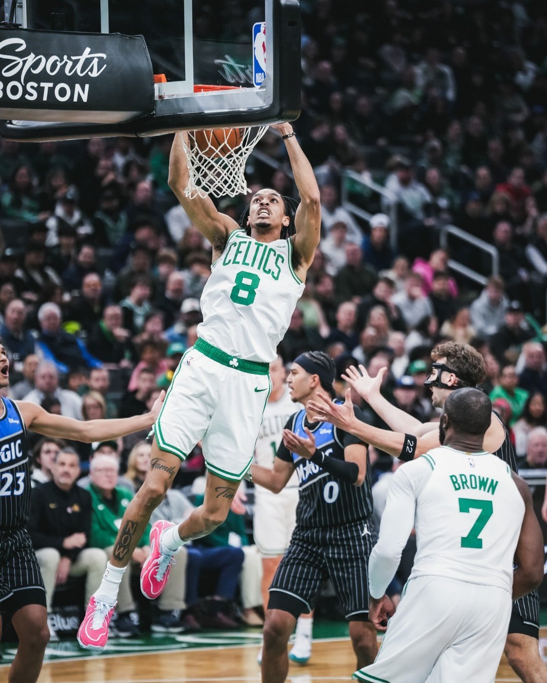 米诺特接受采访时谈起了自己从赛季初期进入首发，现在又改打替补的感受：“如果你很穷