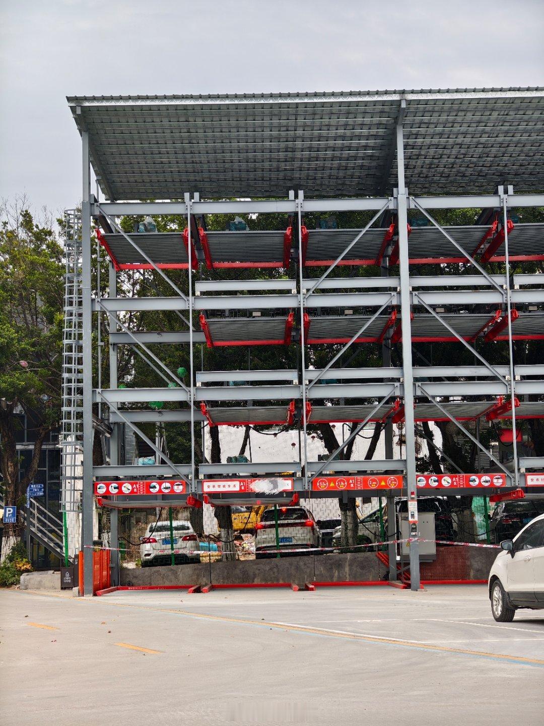 依然时常能看到没有开放的立体车库，钱也花了，地也占了而且我看有很多立体车库，对车