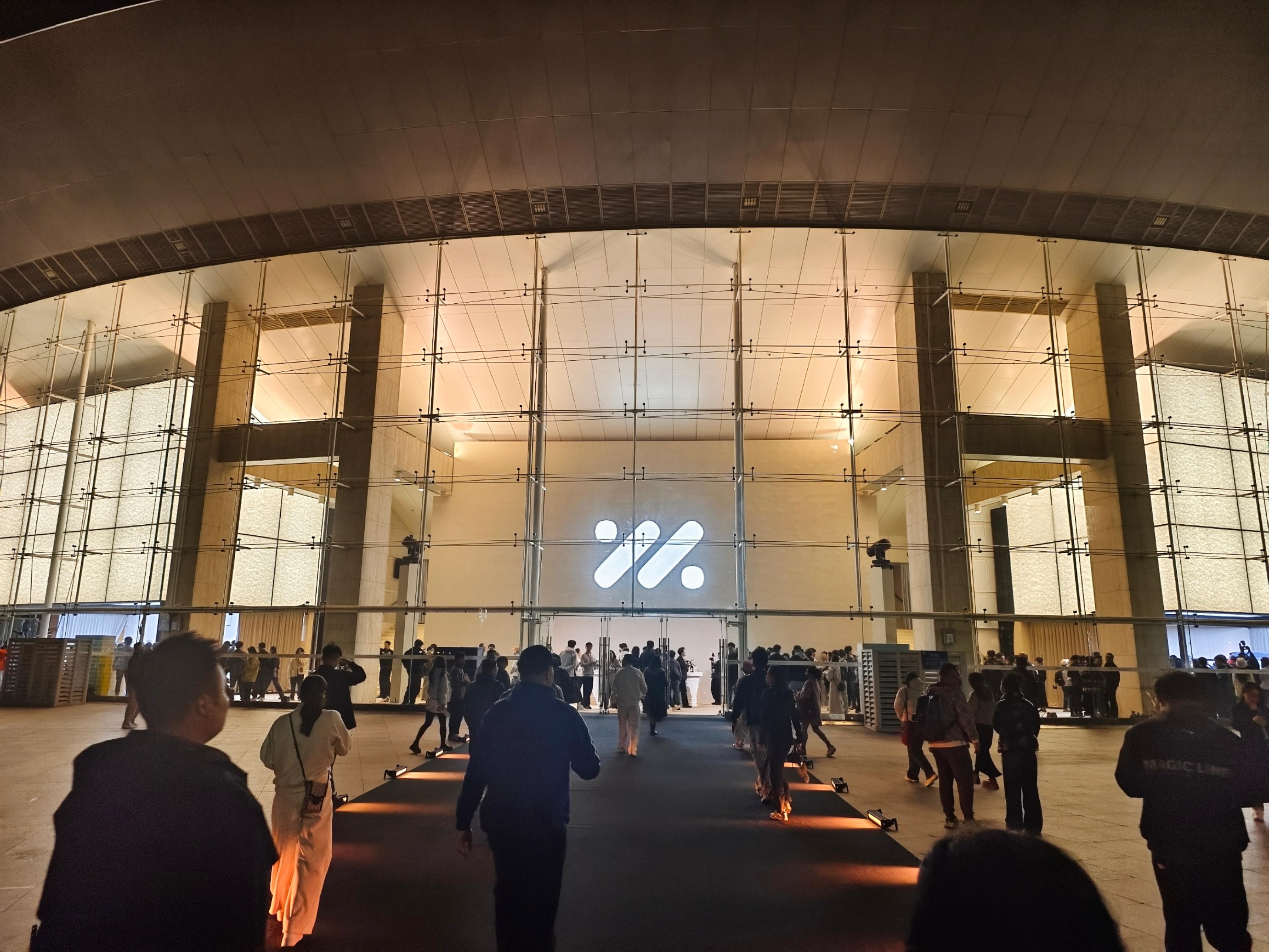 上汽旗舰大六座——智己LS9来了，孙智戴已到会场，黑色车身配大饼轮毂，确实帅 