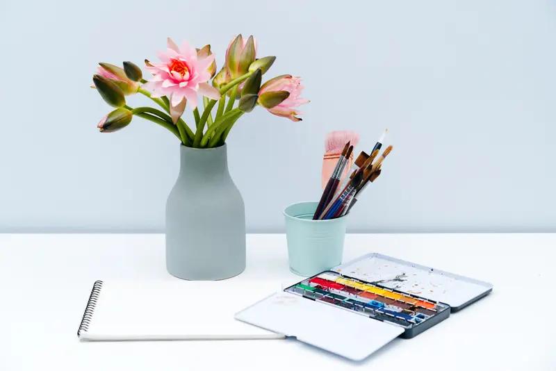 创作确实来源于生活。我有个朋友是画画的，他有一幅画特别亮眼，主体鲜明、色彩夺目。