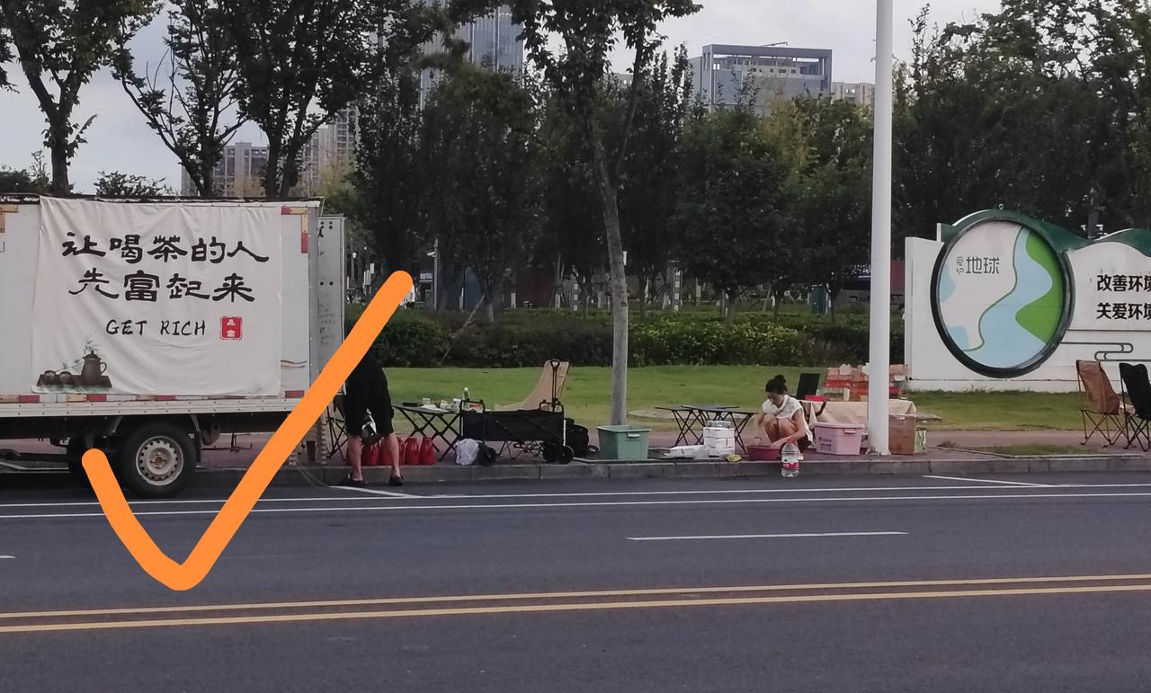 这种户外茶舍，比在茶馆舒服。经济实惠不说，自然风光才最享受。