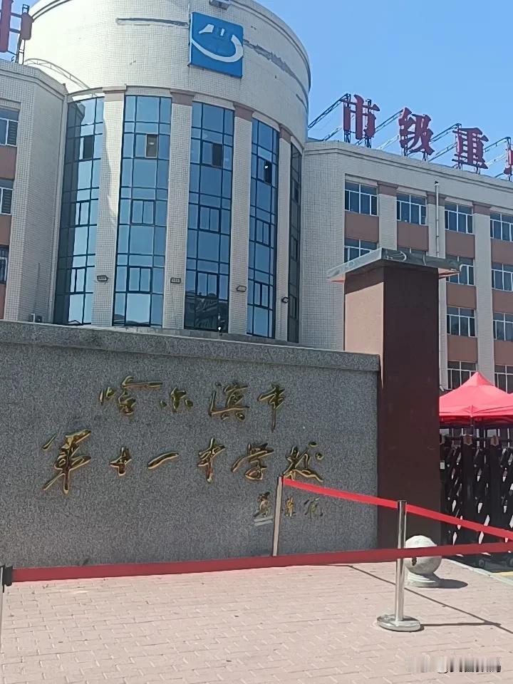 刚才去送考，听两个学生聊天，一个说：昨天上午考完语文我感觉自己能上南三，下午考完