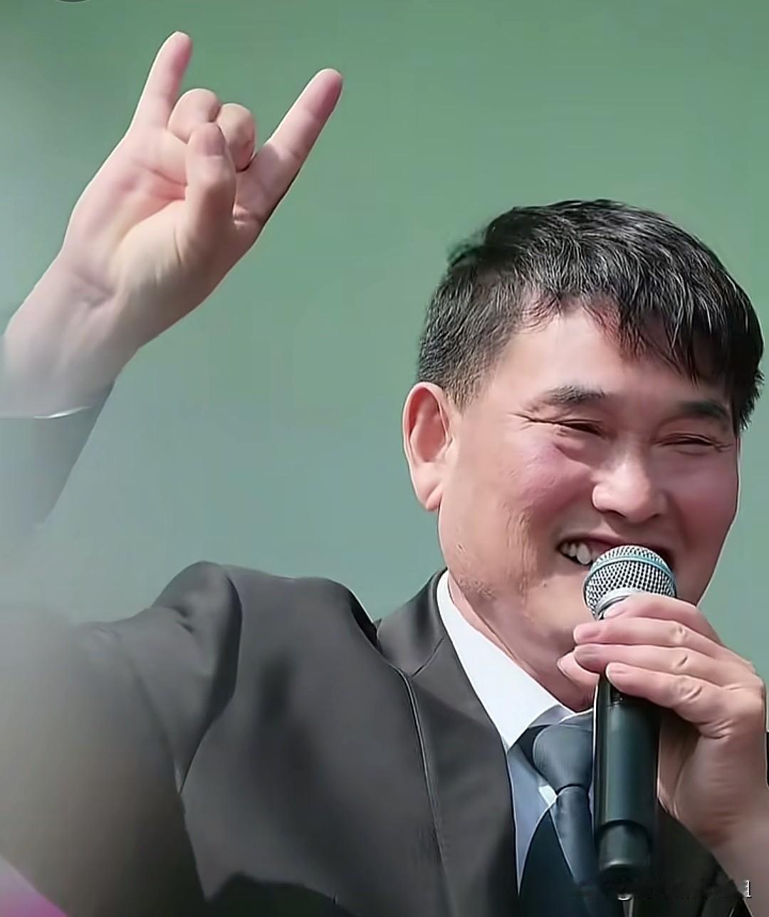 朱之文解锁摇滚手势！“南天门大将军”带火景区，一句话戳中年轻人的软肋。
山东曲阜