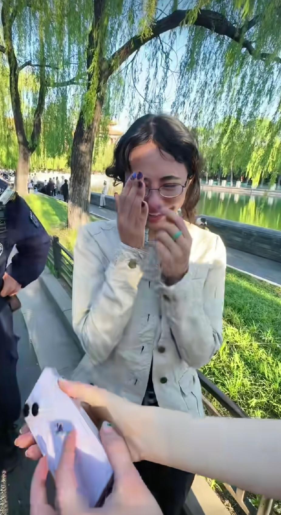 一名美国女孩，看着站在面前的环卫工，突然激动落泪了，真实原因，听着让人感动了。