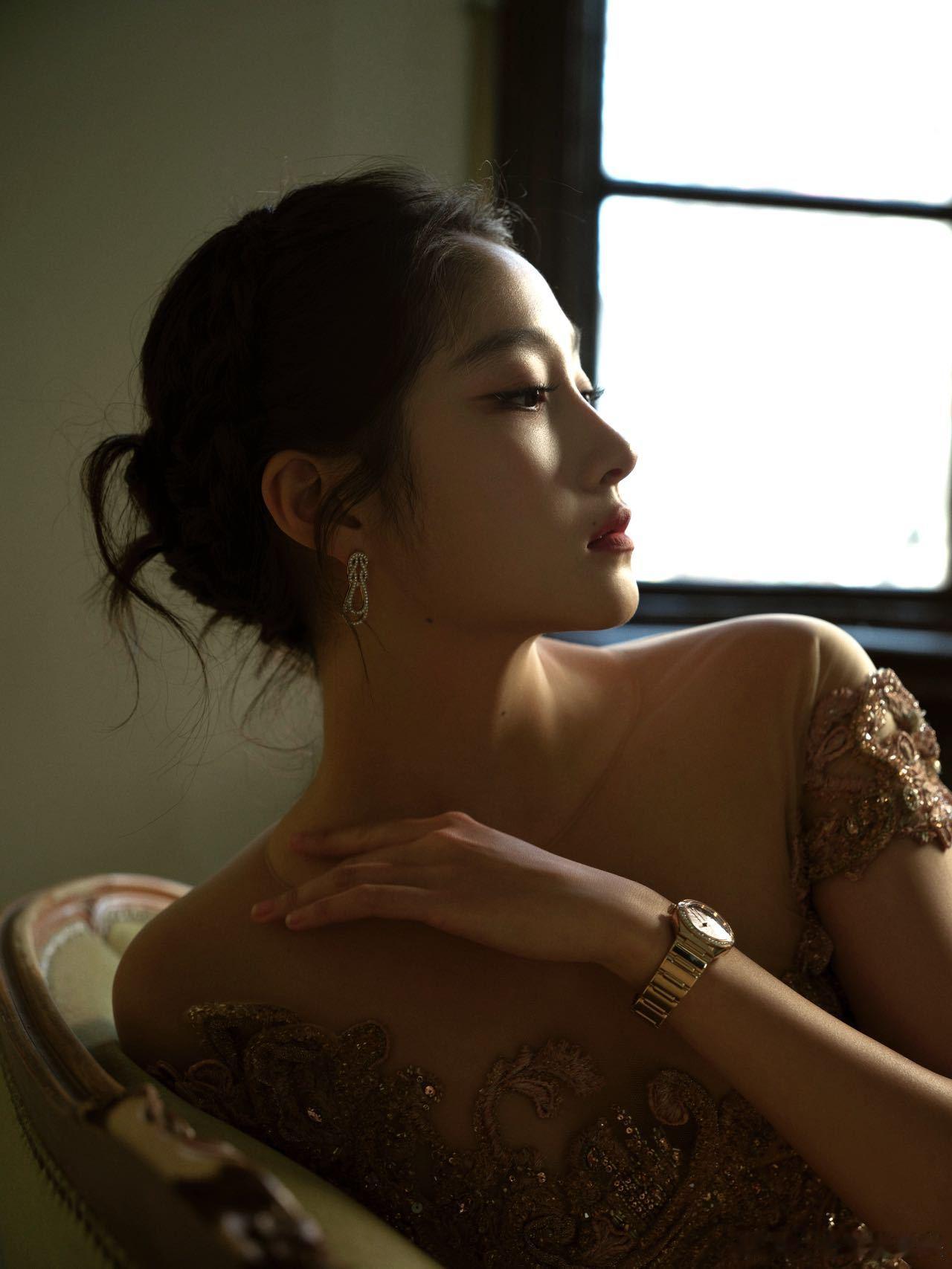 关晓彤刺绣粉裙  看到关晓彤微博视界大会的刺绣粉裙造型，我满脑子都是绝了！香槟粉