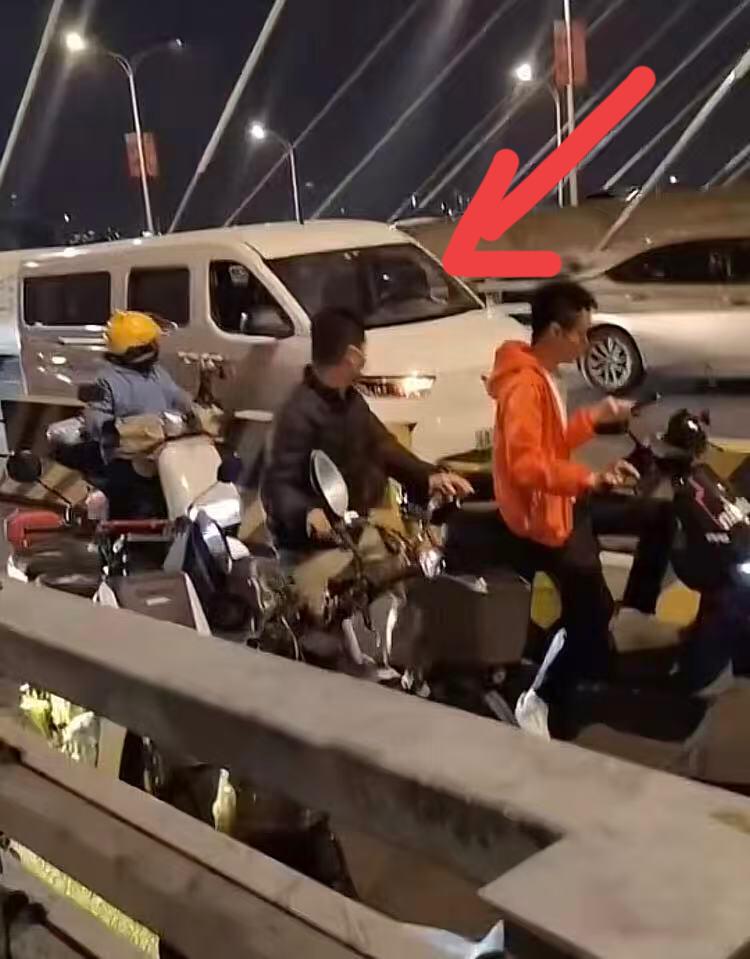 广州洛溪大桥，
司机跳下去又游回去了，让那晚站桥上所有的人都舒了一口气！估计是跳