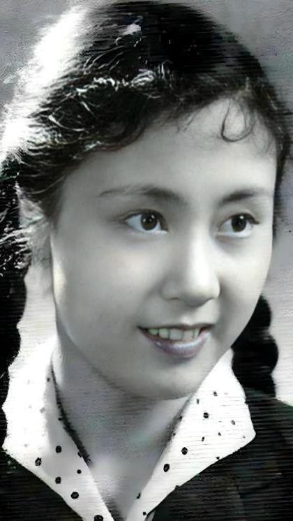 杨洸（1932‑2004），生于北京，长影女演员，丈夫是演员庞学勤 。早年学习声