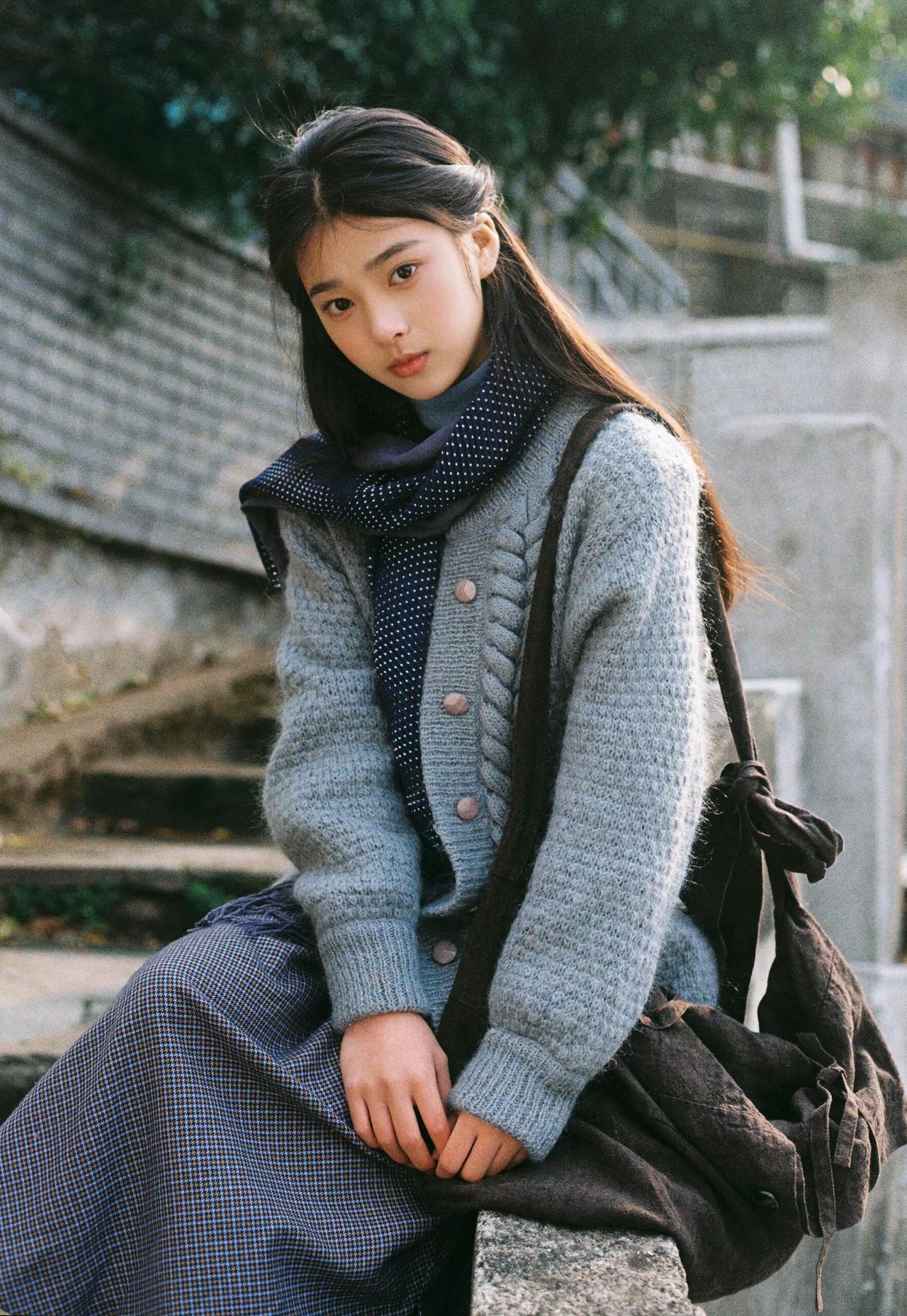 其实，冬日里那种静静的老墙街拍，出来的照片也是非常赞的。
侧影照片以老建筑墙面为