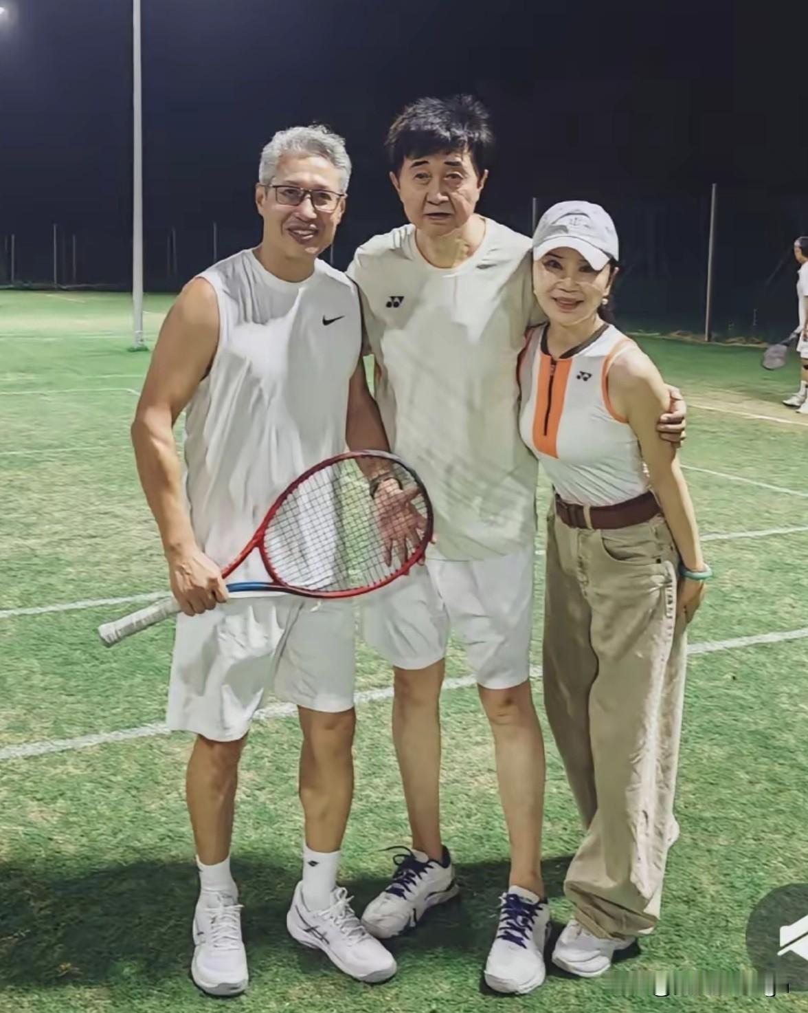 付笛生夫妇和白发戴眼镜的男士，三人都是热爱网球的文艺界人士，趁着球场休闲时间在球