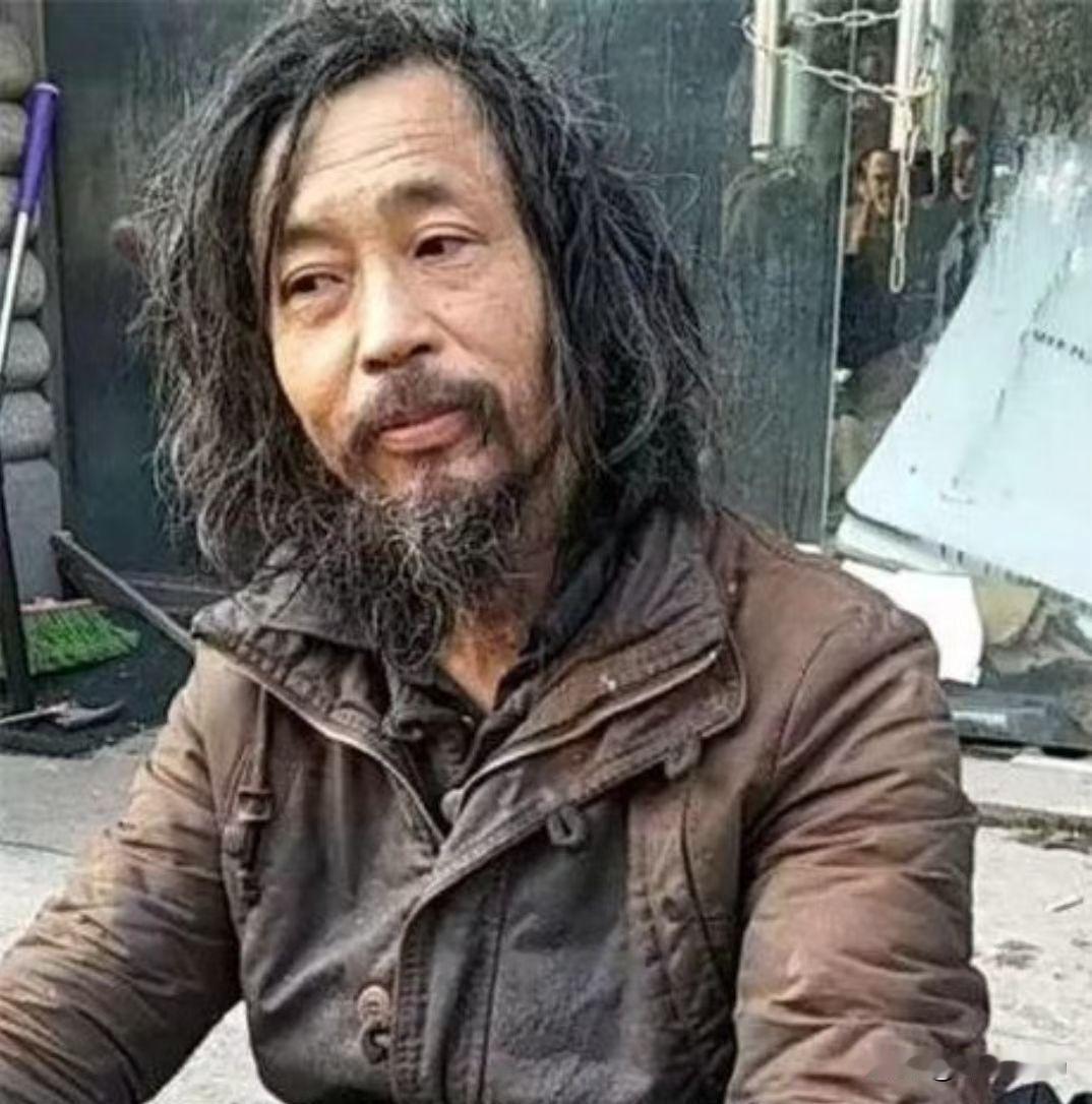 2019年流浪大师沈巍走红网络，2025年爆火翻红，算是在网络上红了2次的人，那