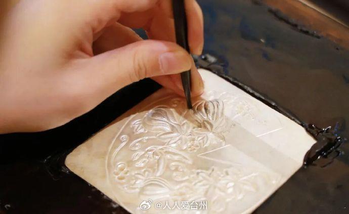 【千锤百炼台州00后手艺人一锤一丝敲出千年绝色 】在台州椒江一间工作坊，25岁的