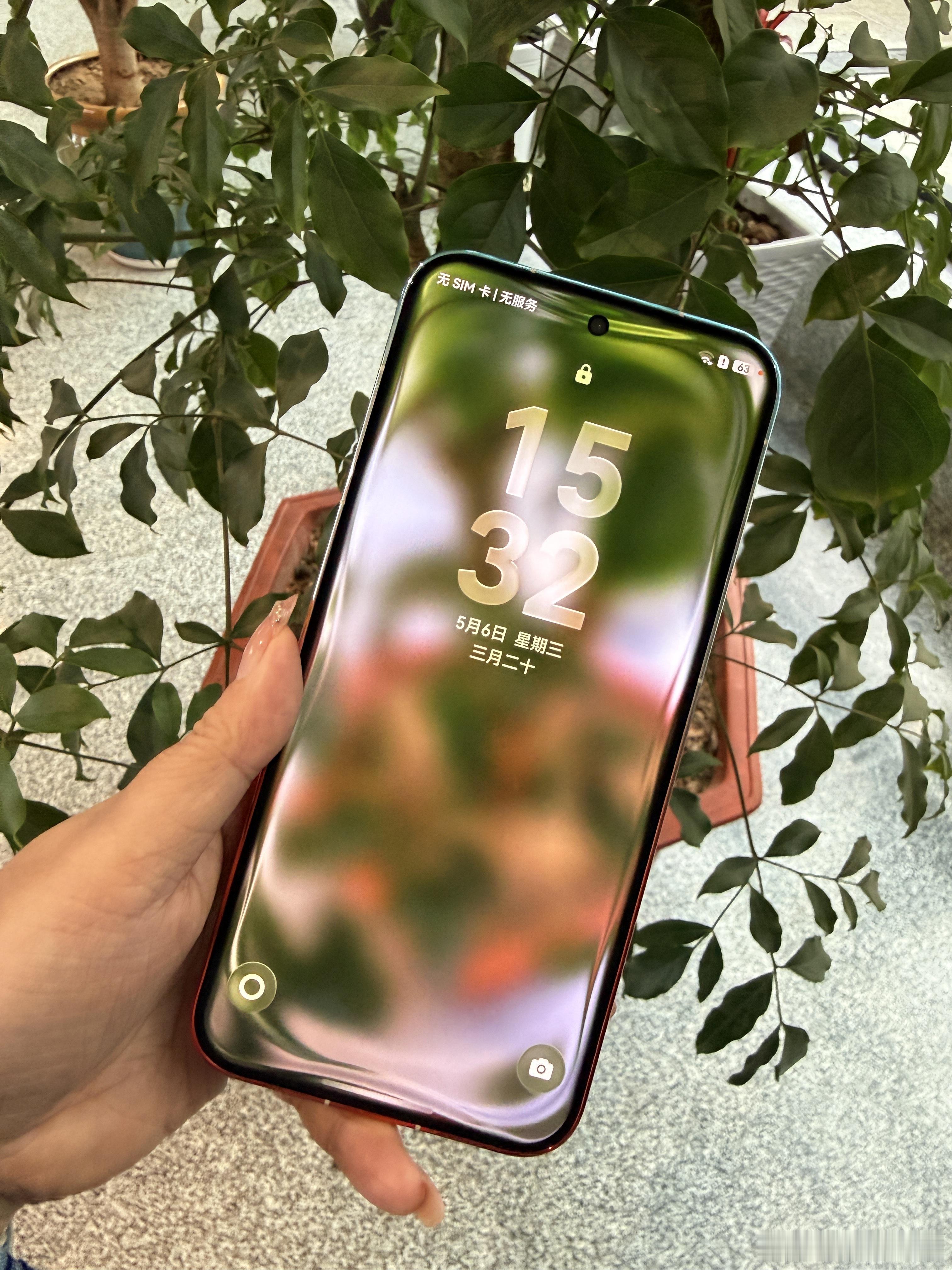 华为这是把手机做透明了？Pura90系列的光感无界主题，壁纸会跟着环境实时变化，