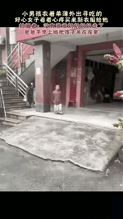 泪目了！浙江某地，一女子开车外出，在一个村里，看到路边一个几岁的小男孩引起了她的