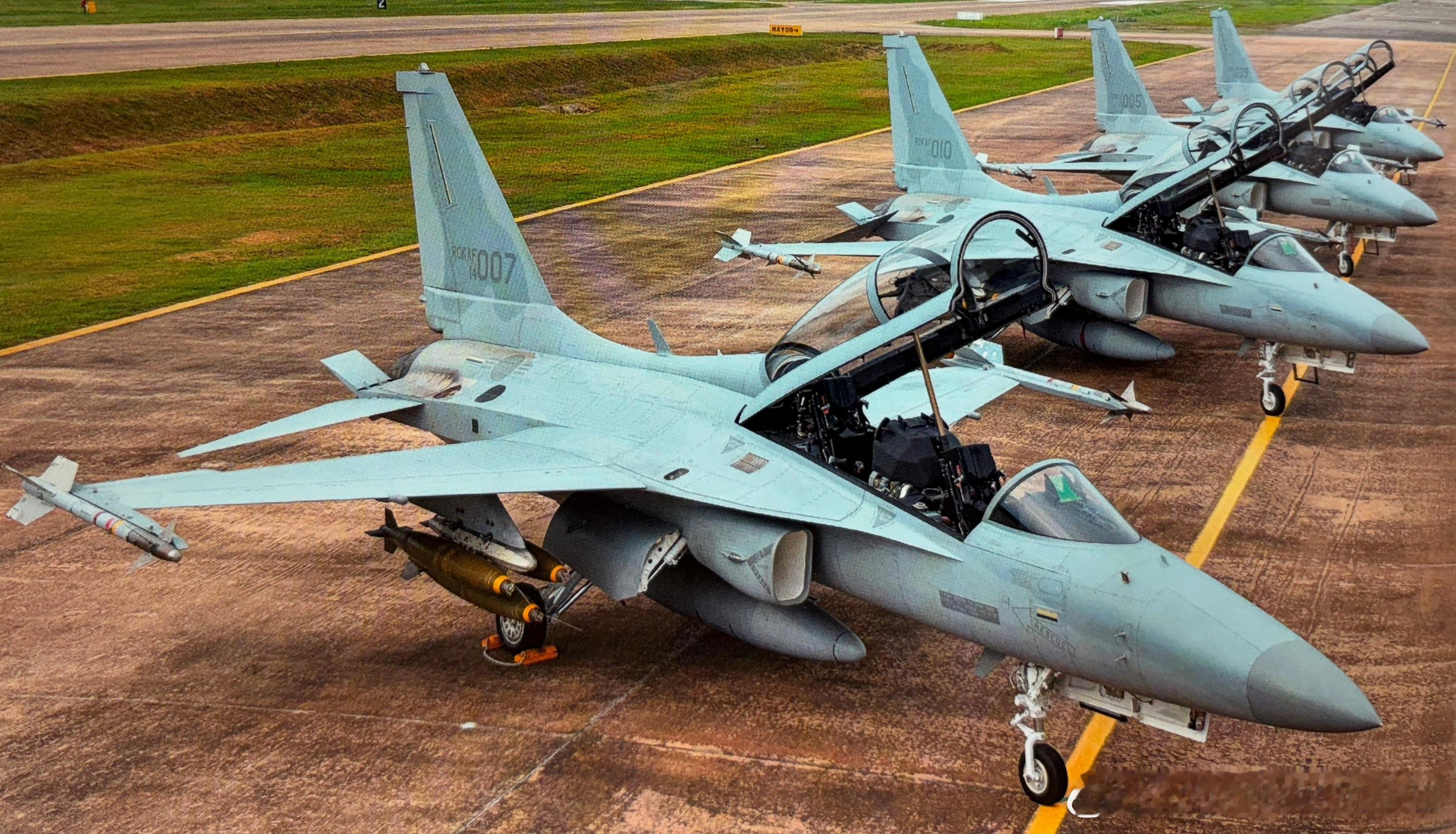 韩国空军4架FA-50战斗攻击机在机身下挂架携带Mk82自由落体炸弹，机翼尖端挂