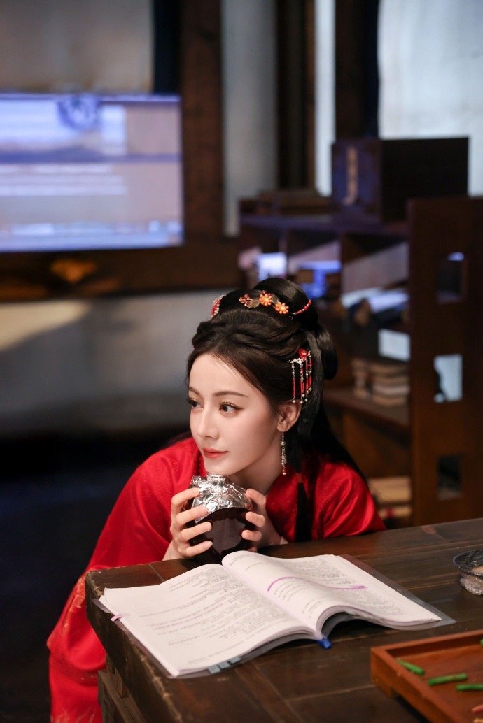 迪丽热巴贺小小可爱上线贺小小人间版 迪丽热巴贺小小可爱上线，贺小小人间版，谁能拒