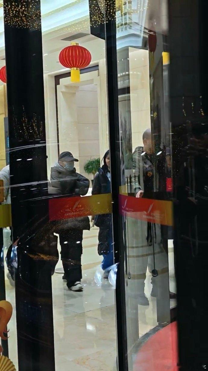 周深落地沈阳录制辽宁春晚辽宁春晚 太期待周深的辽宁春晚舞台了！他的现场永远稳如 