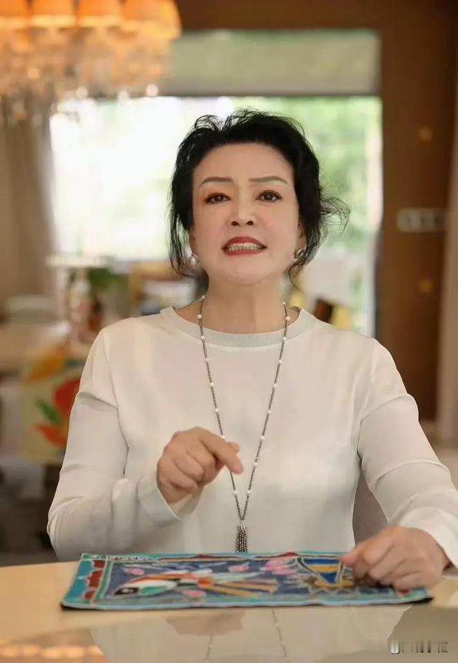 张兰这番操作太下头，太败路人缘了，怪不得网友说格局小。
起因是母亲节后，有网友再