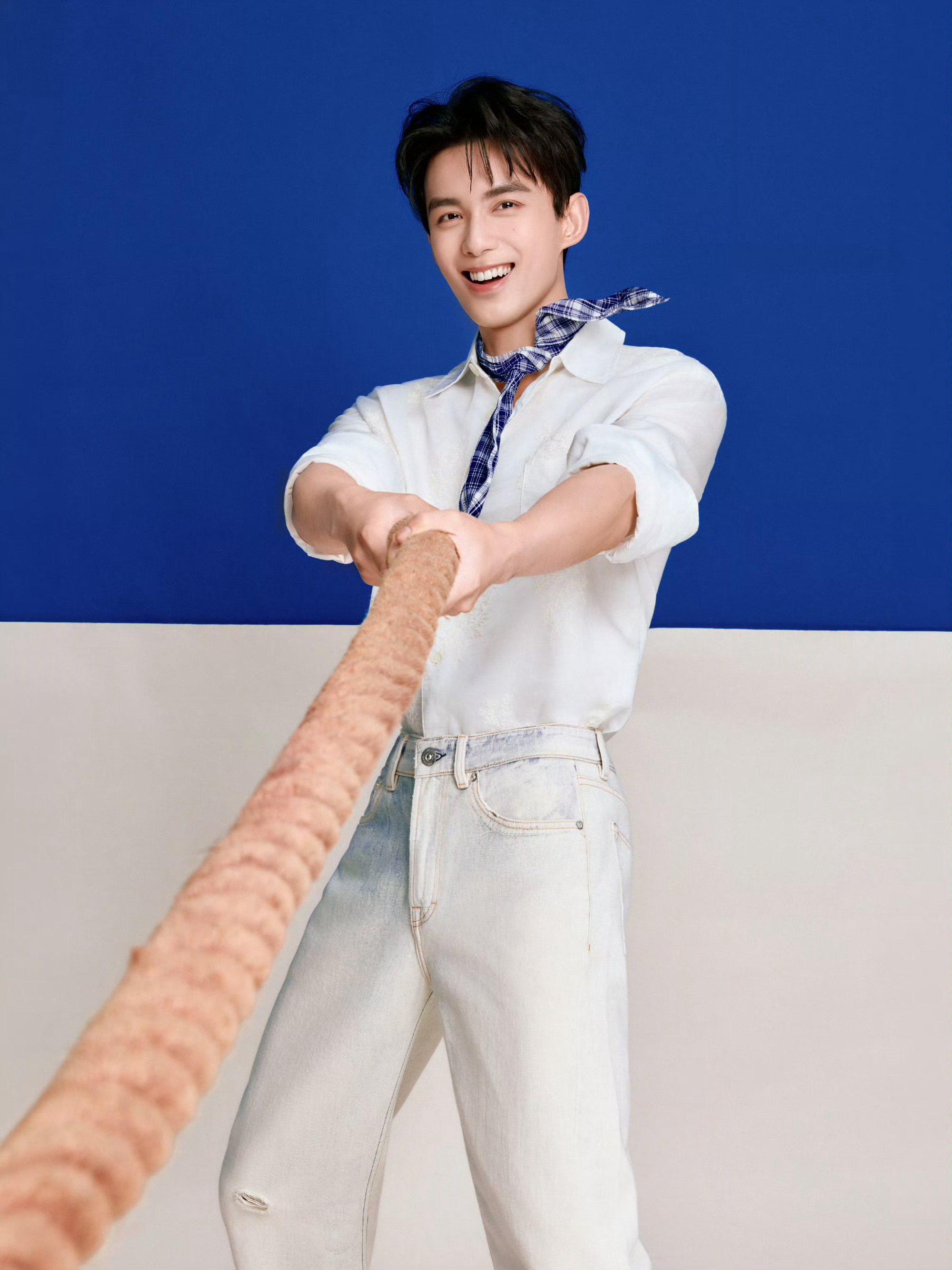 吴磊  白衬衫配浅色牛仔裤，带着奶香味的清俊少年~ 🥛 时尚灵感解读