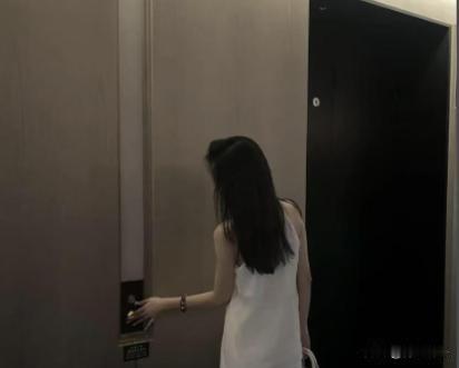内蒙古包头，一男子深夜睡不着，打开电脑浏览不正规的网页，试图跟性感美女热聊，想着