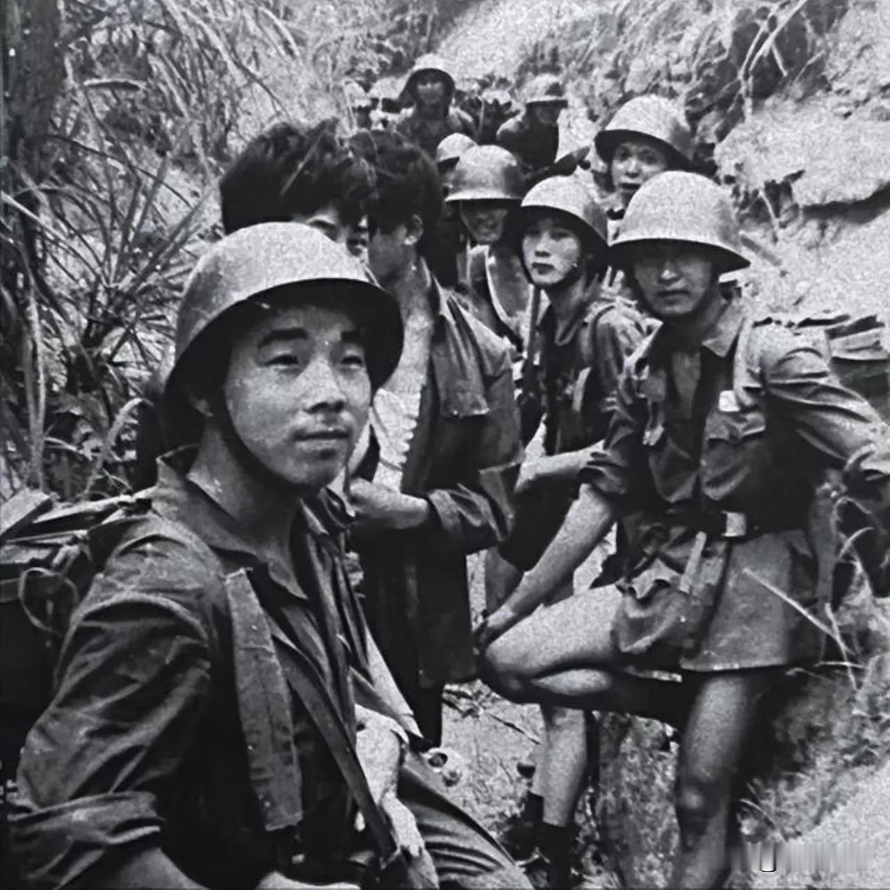 南疆战场最揪心的奇迹！“牺牲”战士两次滑落车身，闭眼不肯离去
 
1984年，战