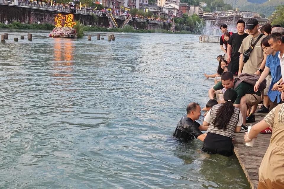 这个大学老师太勇敢了，毫不犹豫跳入水中营救儿童，以大爱善举，托举生命之光，直接改