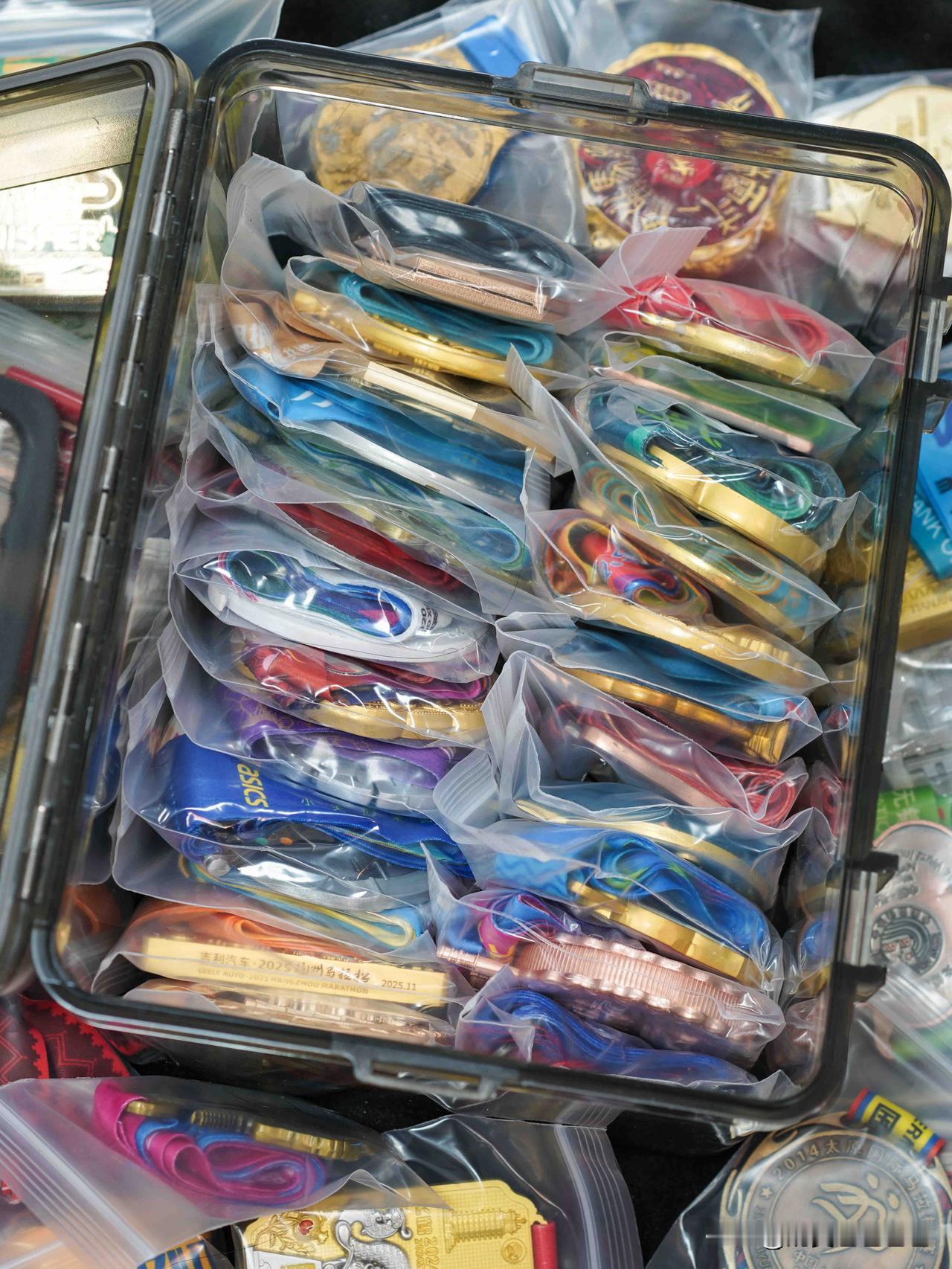 马拉松完赛纪念牌的最佳收纳归宿，塑封袋+防潮箱。
	
这些年的牌子越做越大/厚，