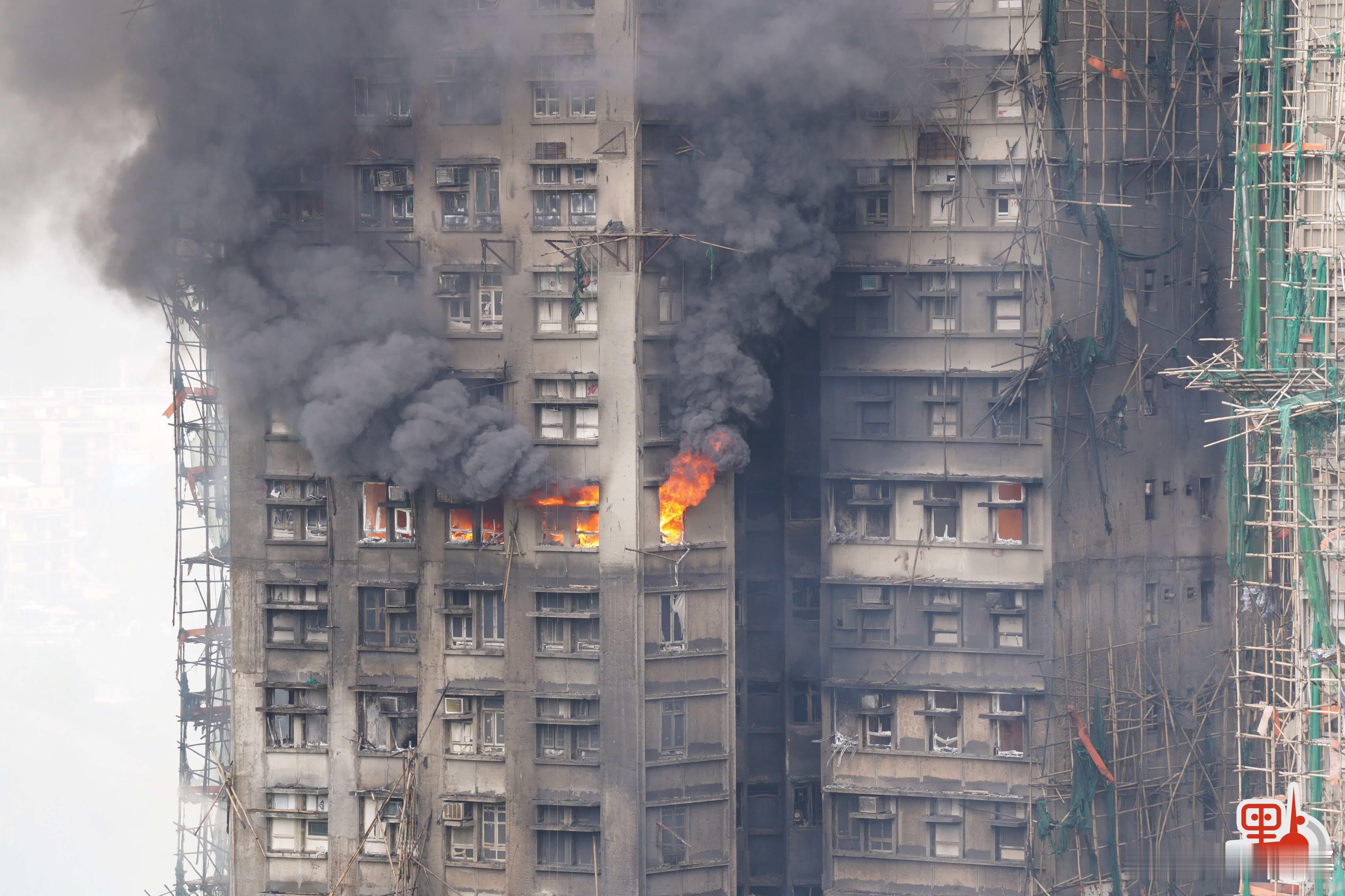 香港火灾已致44人遇难 香港媒体拍摄的最新高清照片显示，尽管火情总体受控，但仍有