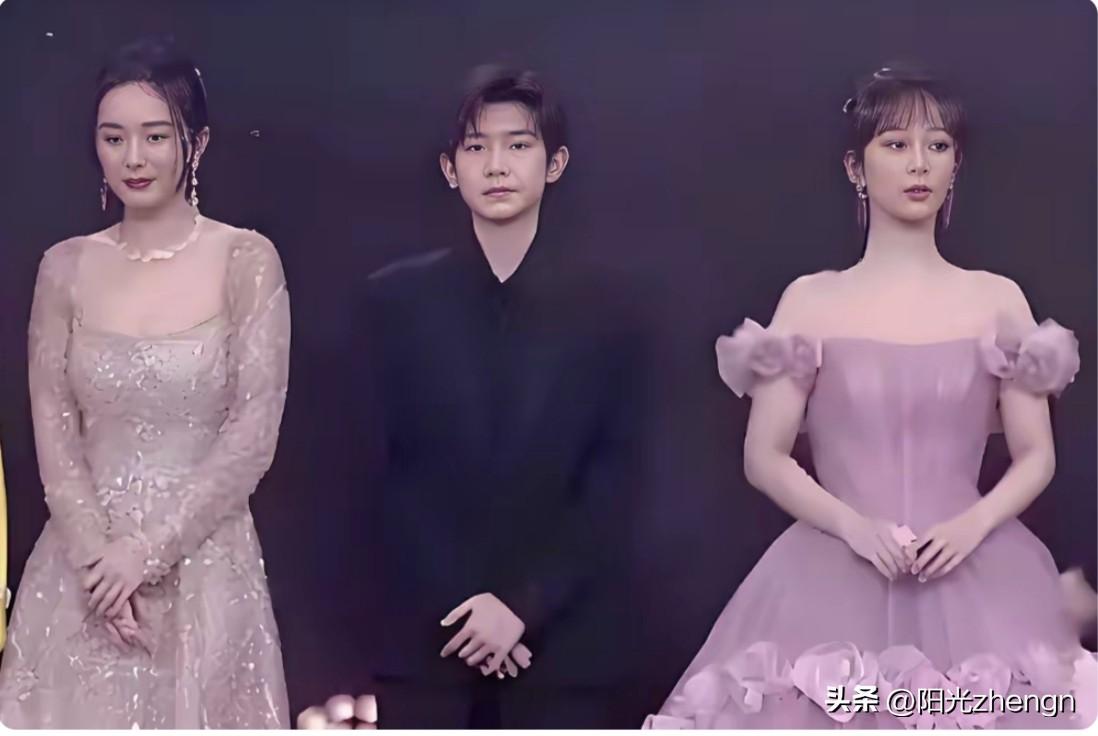 杨幂、王源、杨紫三位同框而立，两位北京姑娘都选了紫色系礼服，氛围感拉满。

杨幂
