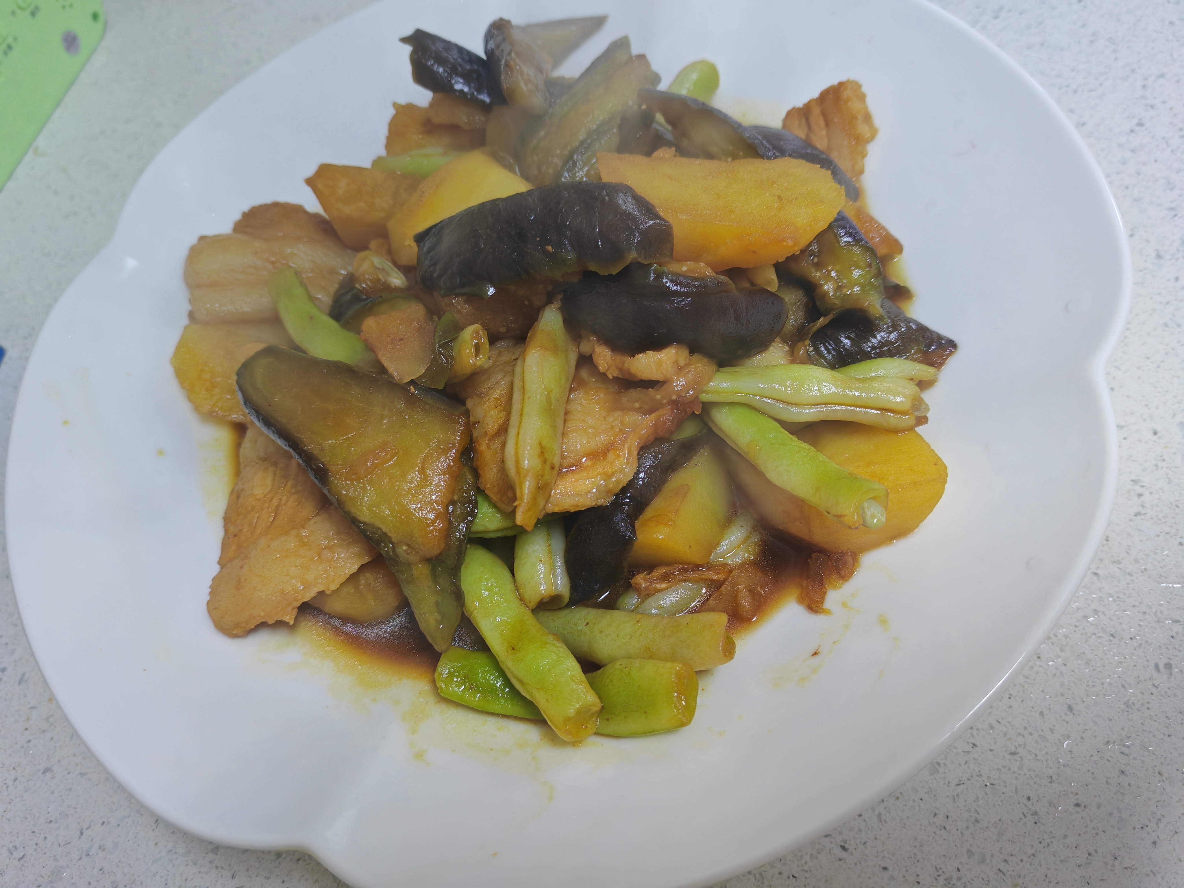 土豆芸豆茄子五花肉今晚都是家常口 没啥特别的准备开饭 