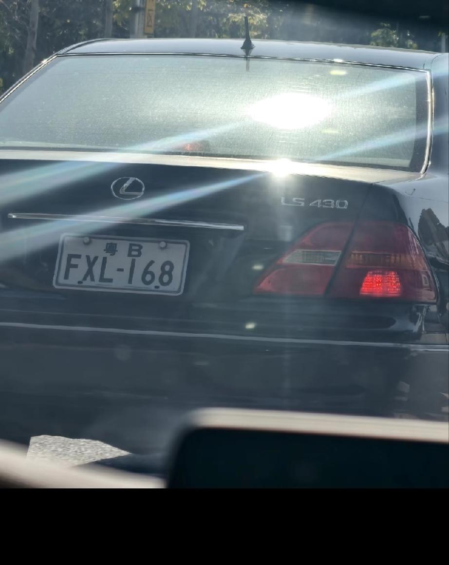 车少见，车牌就更少见了，还是第一次看见这种车牌，只可以看出这肯定是深圳的车牌，但