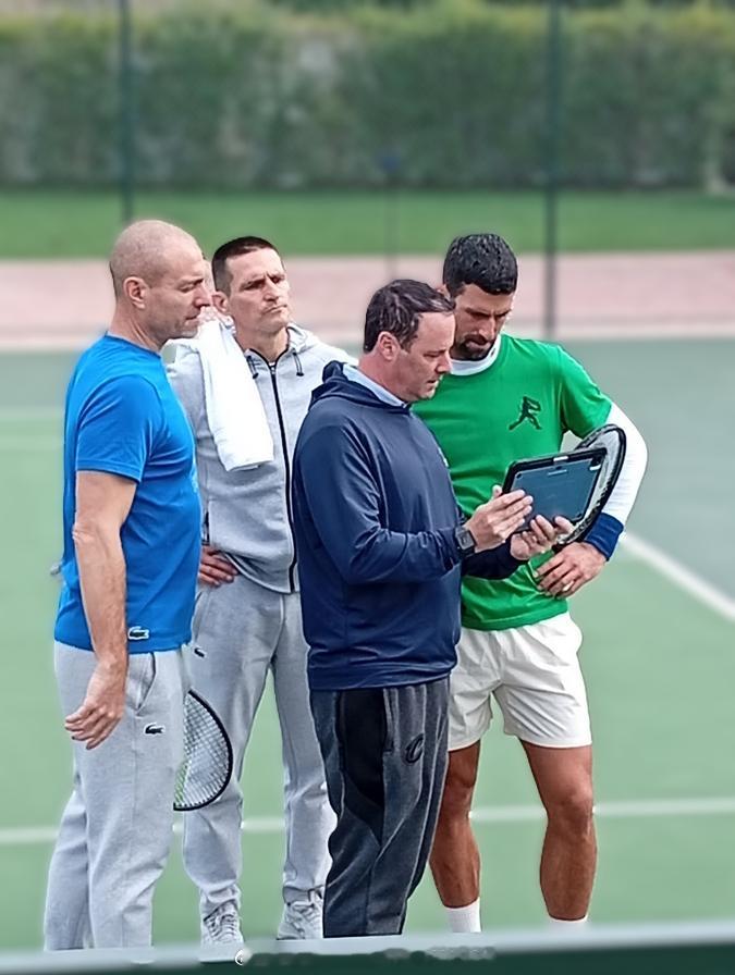 德约科维奇为他的团队聘请了一名新成员。马克·科瓦奇博士正在与诺瓦克合作，重点研究