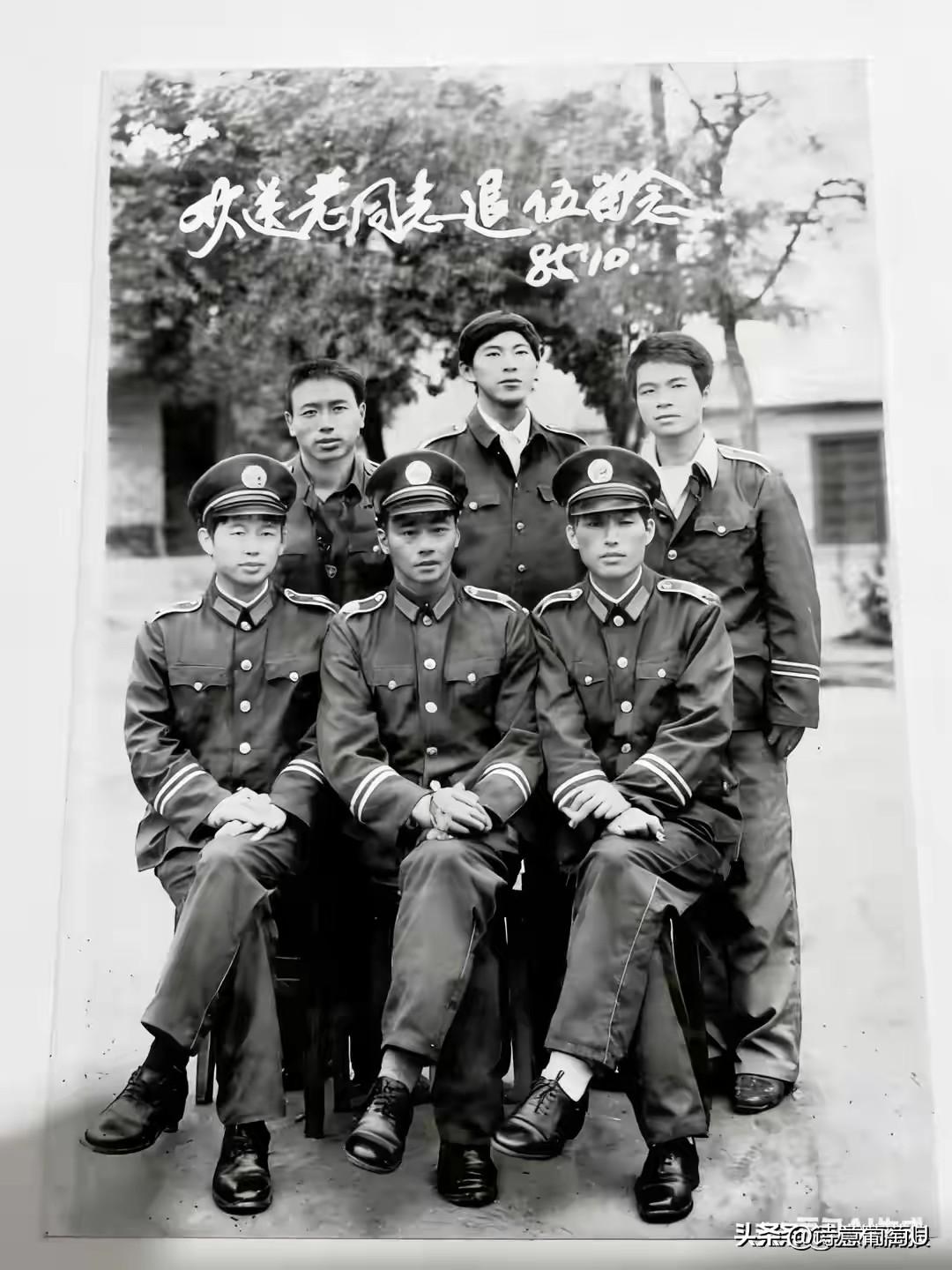 到了退伍的季节，部队里没有电视剧里那种抱头痛哭的场面，只有默默的道别。五年的军旅