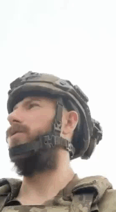 1名乌克兰士兵今天的收获，似乎对自己小队的成绩比较满意，兴奋地扬了扬眉头。