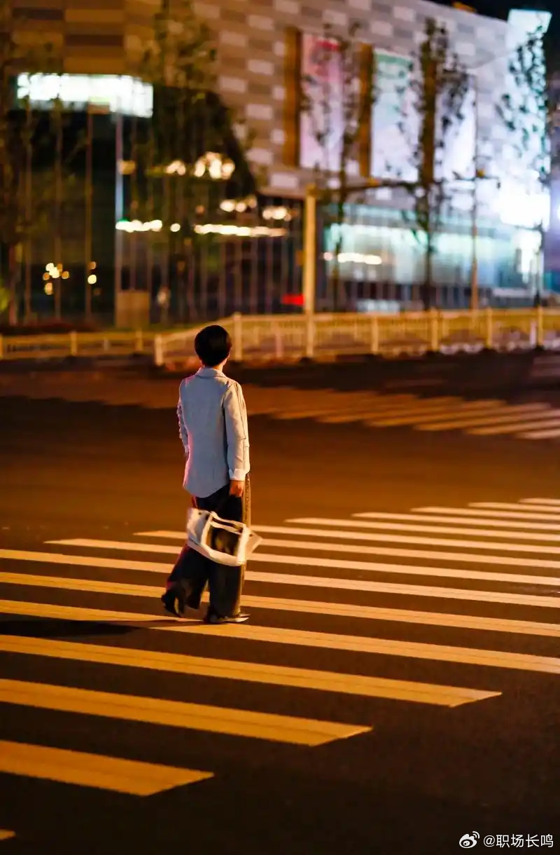 【中年人的保温杯里，装的是人生】  从前嘲笑爸妈秋裤配枸杞，如今自己熬夜后肝颤着