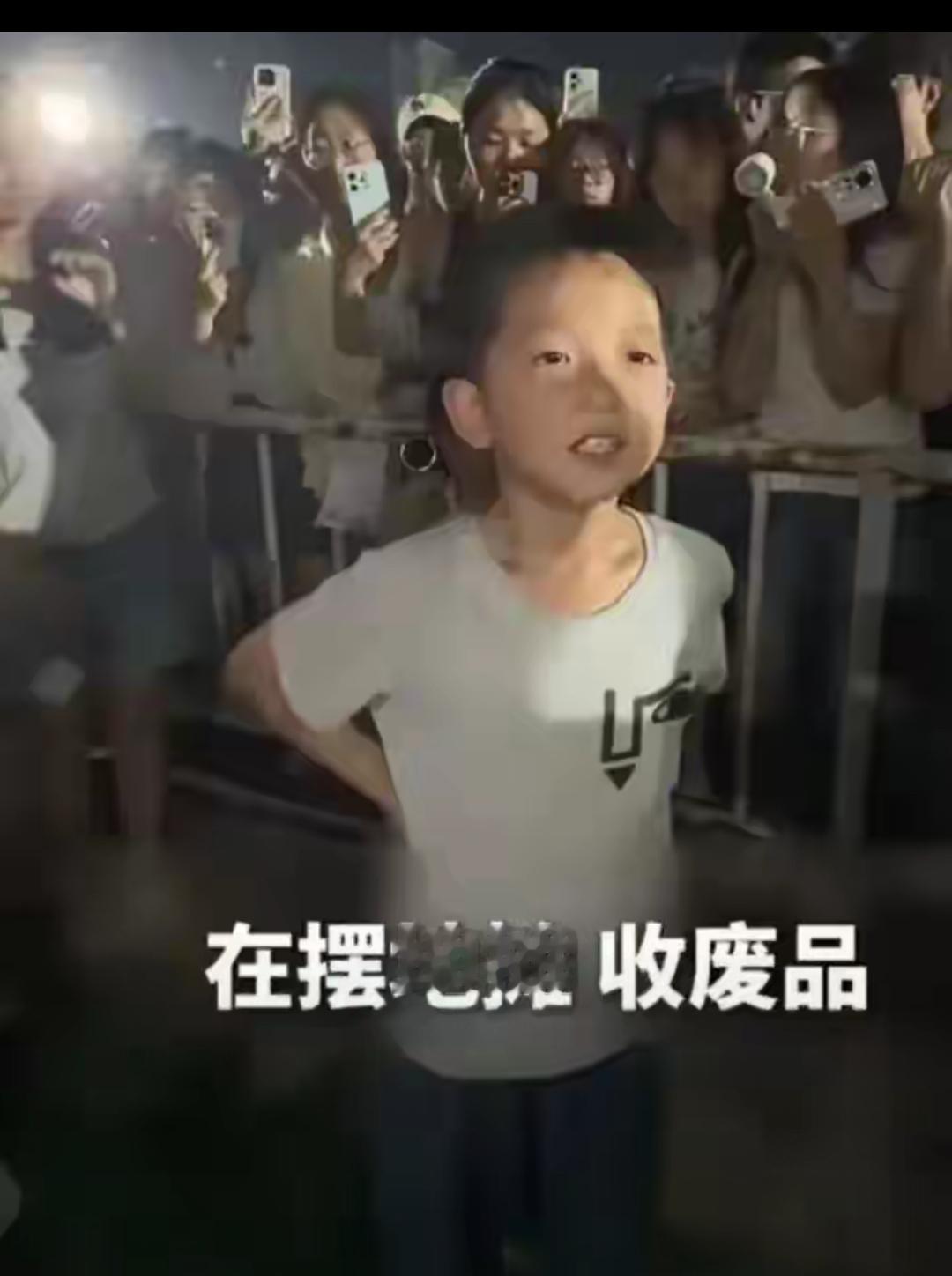 全网刷屏的8岁鞠躬男孩！真正戳人的从不是苦难，是骨子里的骨气。
 
看完郑州这个