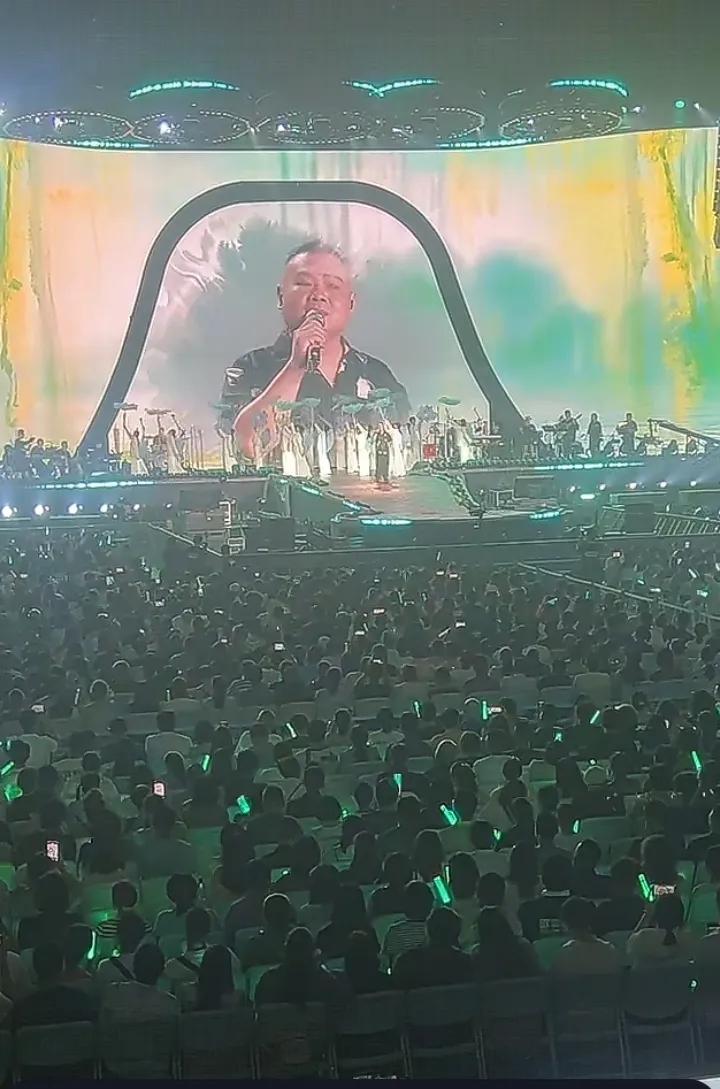 岳云鹏好搞笑啊！7月27日晚，他在北京首体的第二场演唱会上居然唱起了诗，唱“碧玉