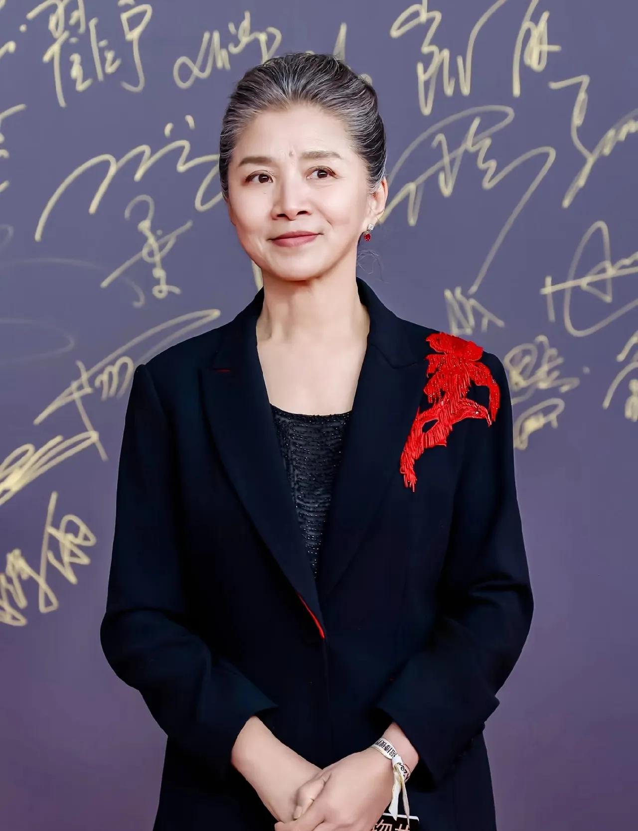 迟蓬在《生万物》演技封神，为啥奖项颗粒无收？
 
看完第四届中国电视剧年度盛典的