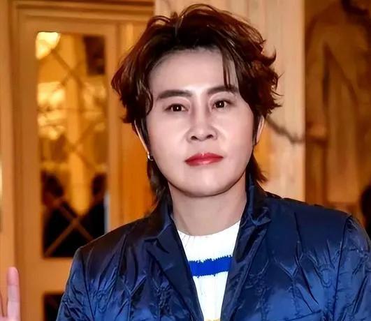 42岁，四块奥运金牌，77块世界级金牌。
结果呢？
没对象，没结婚，没孩子，