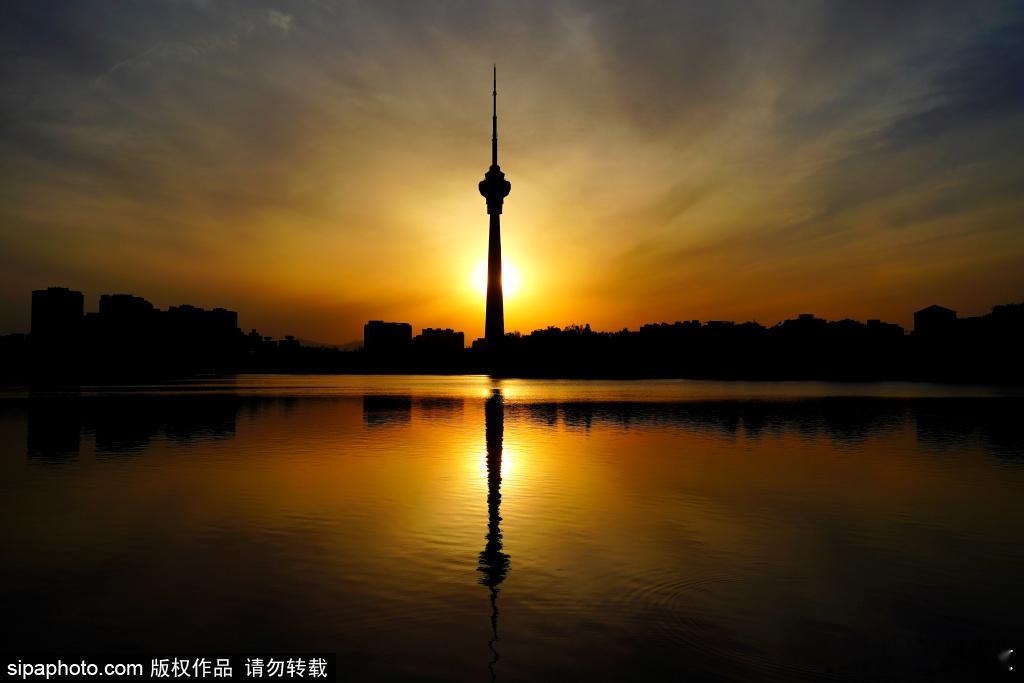 北京晚霞北京的天空从不吝啬它的温柔，傍晚时分那一抹抹霞光，像是给这座钢筋水泥的城