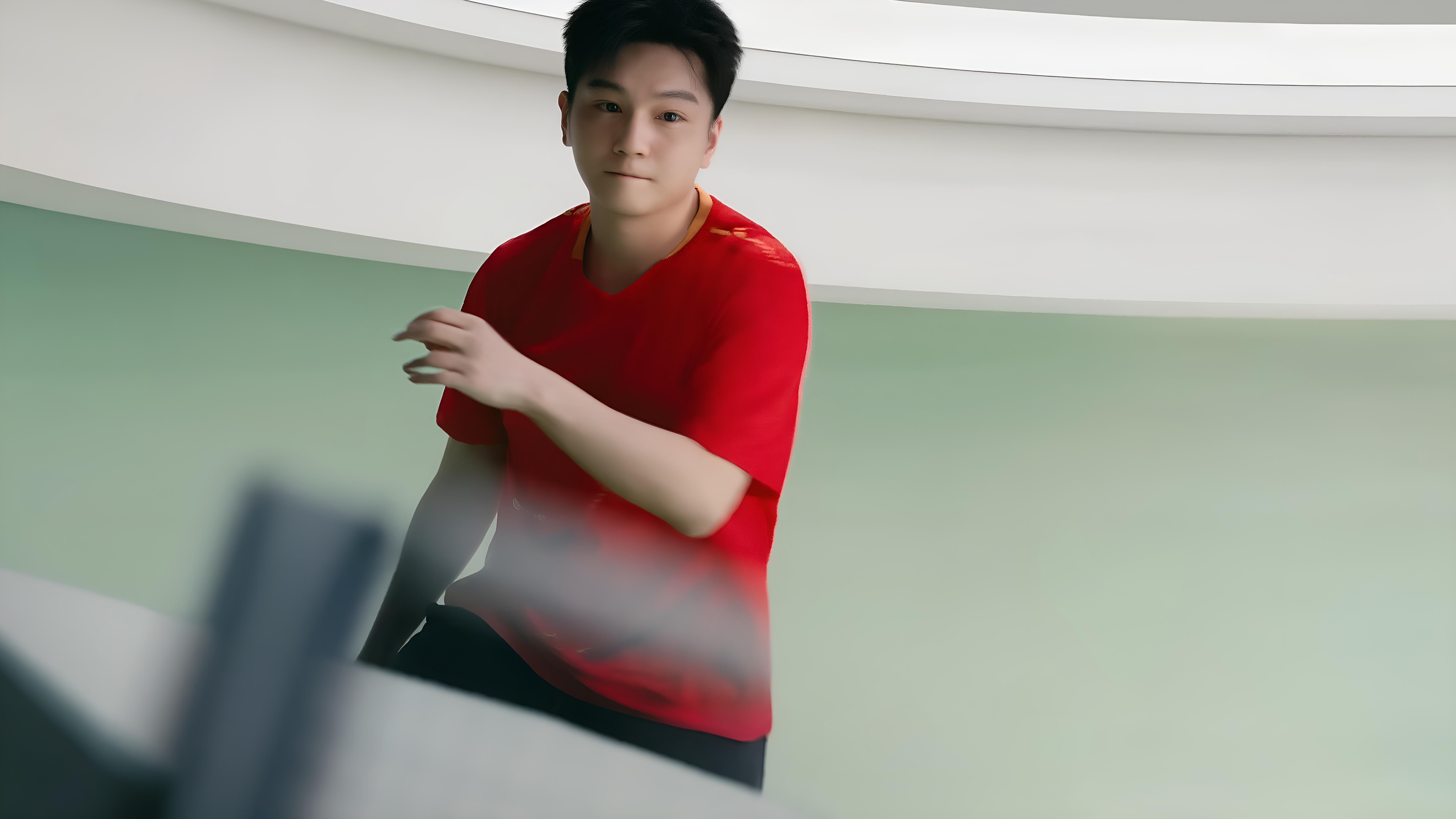 樊振东身上有着这个时代稀缺的特质：向内沉心深耕自己，向外从容传递力量。［心相印］