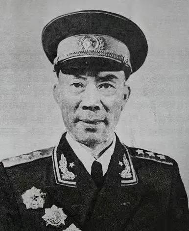 1934年，在长征途中，一名红军干部半夜起来上厕所时，突然发现闪过一道白光。他心