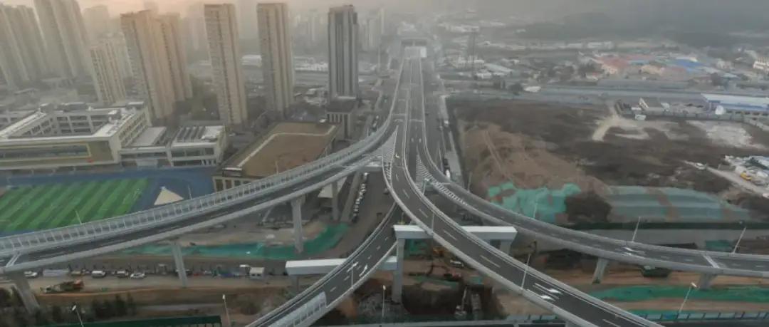 青岛人等了三年！唐山路快速路月底通车，3公里隧道穿城过，金水路堵车族终于能笑醒！