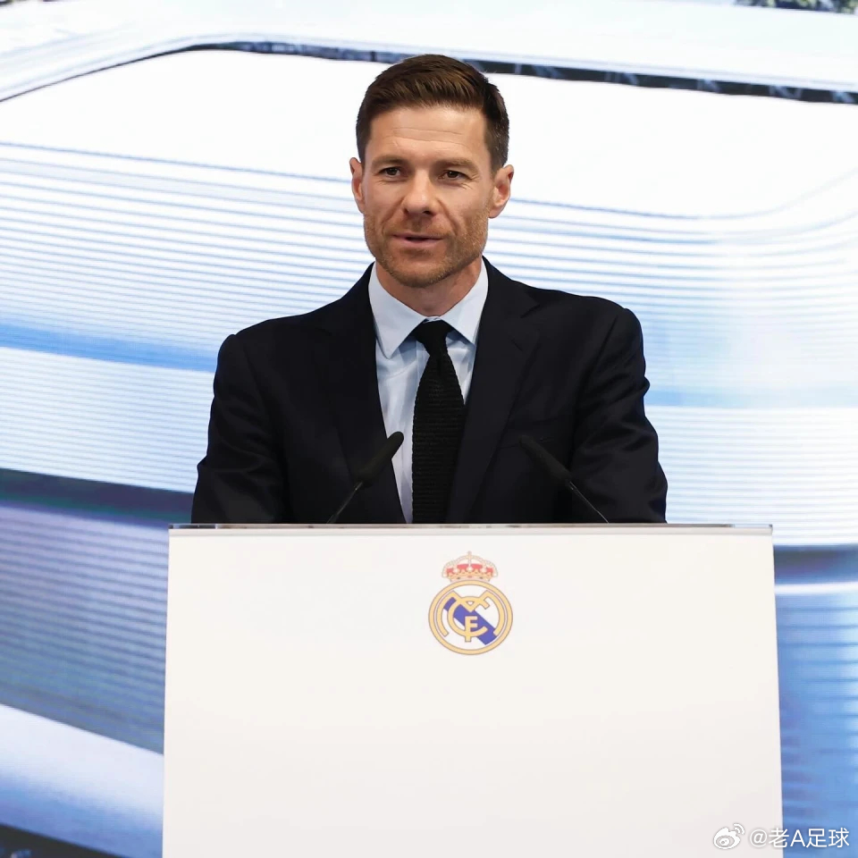 闪电下课！阿隆索7个月皇马生涯惨淡收场今日凌晨，皇马官方宣布主帅哈维·阿隆索下课