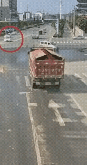 白车关键时刻没有慌，而是加速摆脱，如果停下来，那只有被压在底下的份了