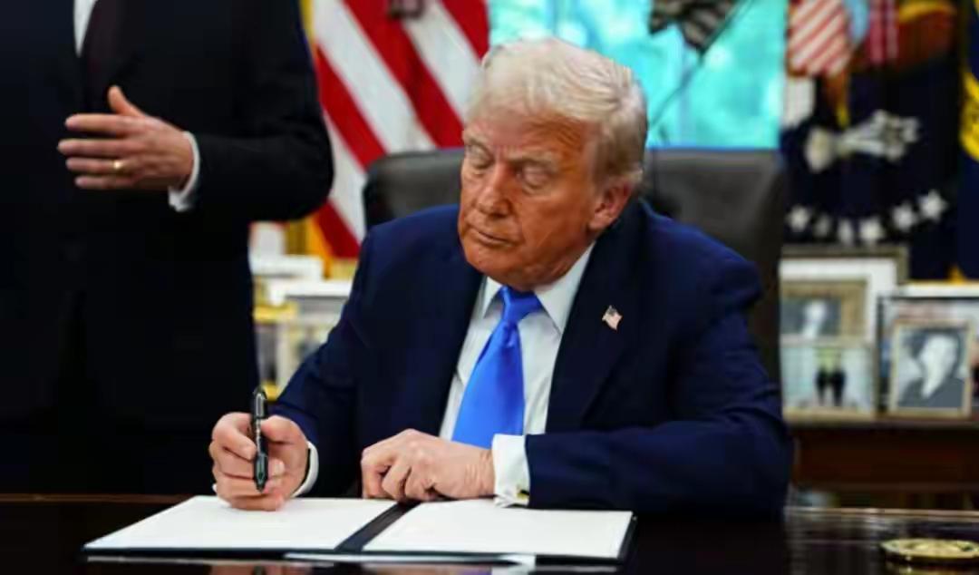 标题：美国若对中国祭出“金融核弹”，谁先倒下？三大后果白宫无法承受

副标题： 