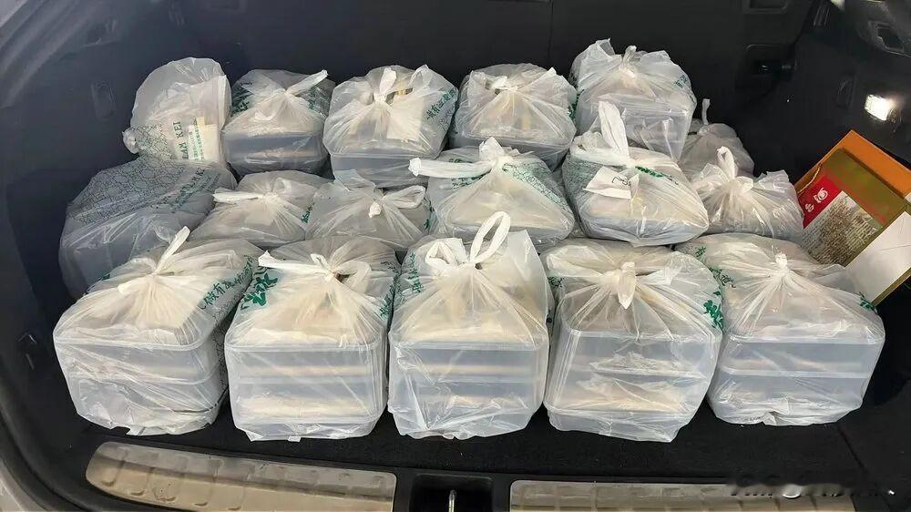 离谱！51公斤盒饭被查，背后真相太现实
 
4月22日，澳门海关在横琴口岸截获一