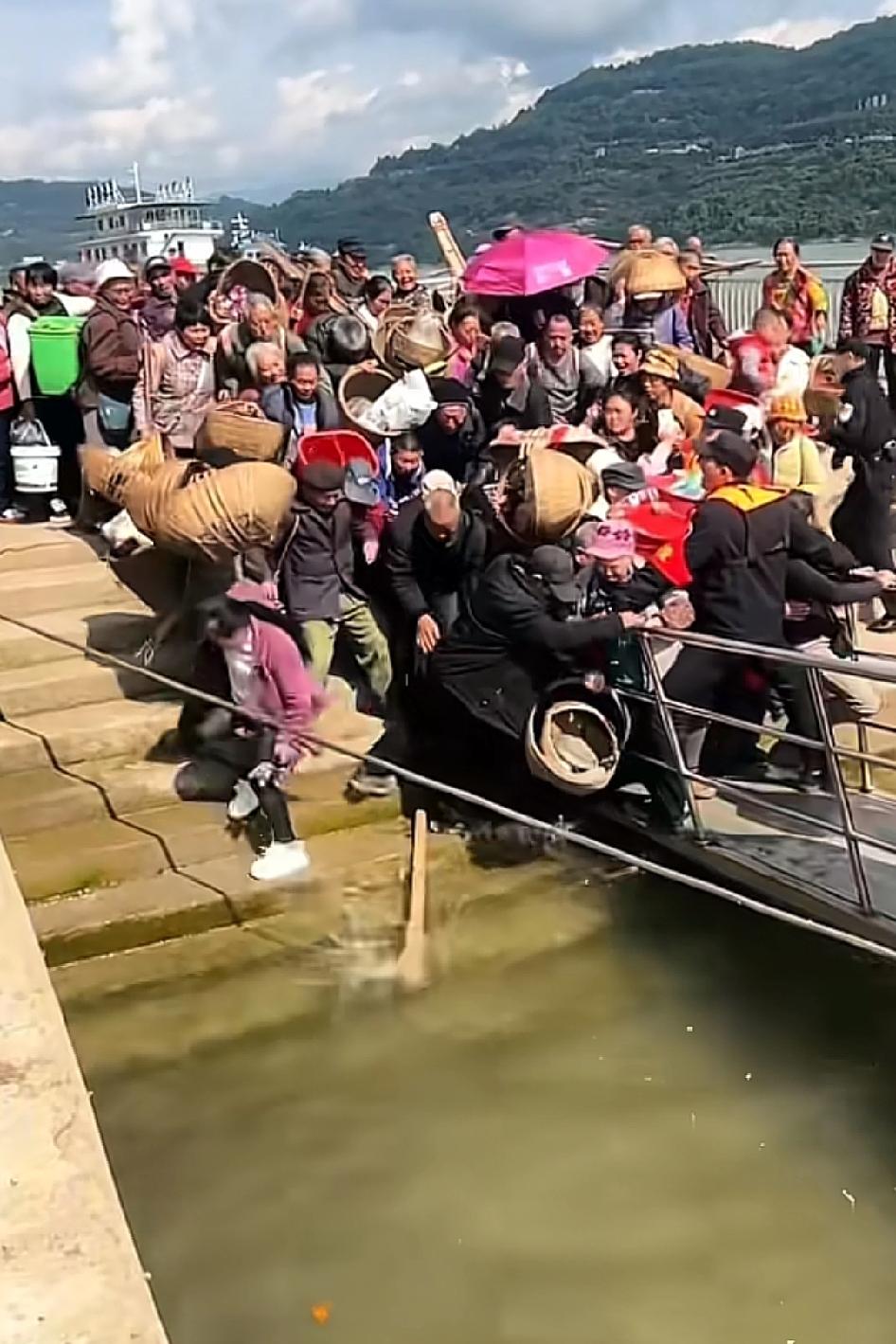 踩踏事故随时会发生，不守规矩的人太多了，正常排队就好了，有些人就喜欢从旁边横插进