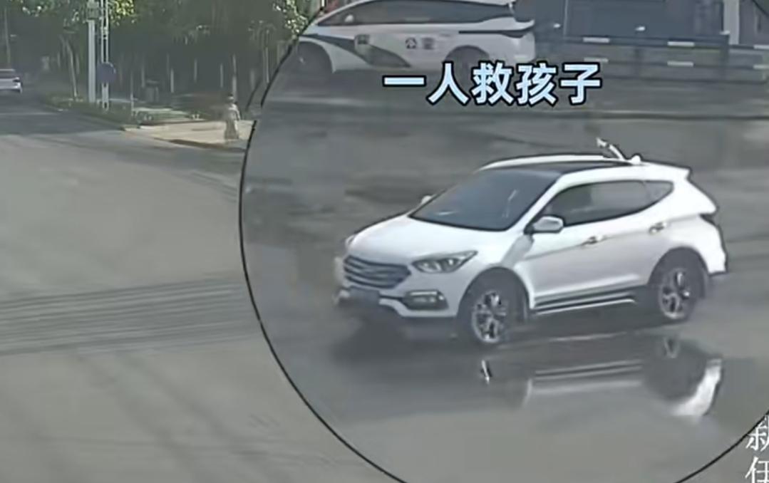车辆溜车险情突发 民警默契配合救人
 
8月31日，新疆伊犁一处医院门口上演惊险